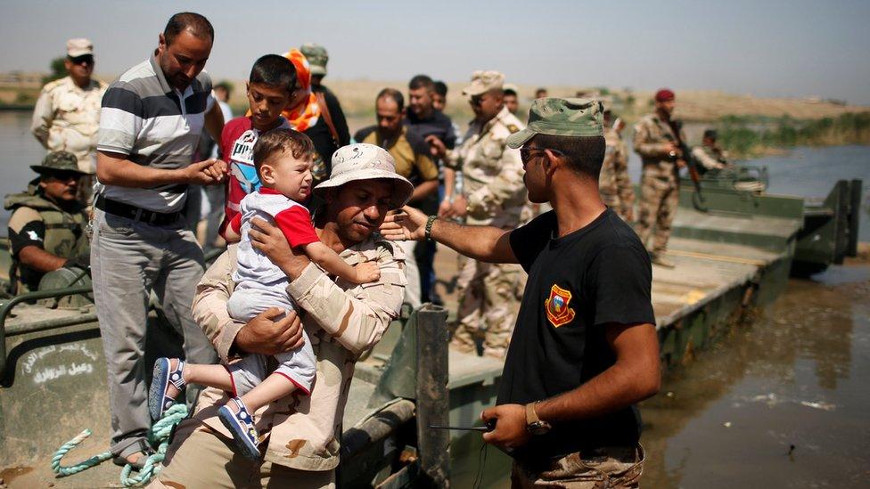 Displaced Iraqis cross the Tigris river south of Mosul on an Iraqi military boat after a bridge was temporarily closed (4 May 2017)