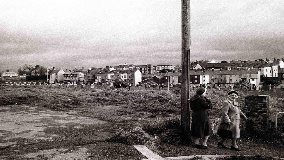 Dwy bensiynwraig yn cerdded