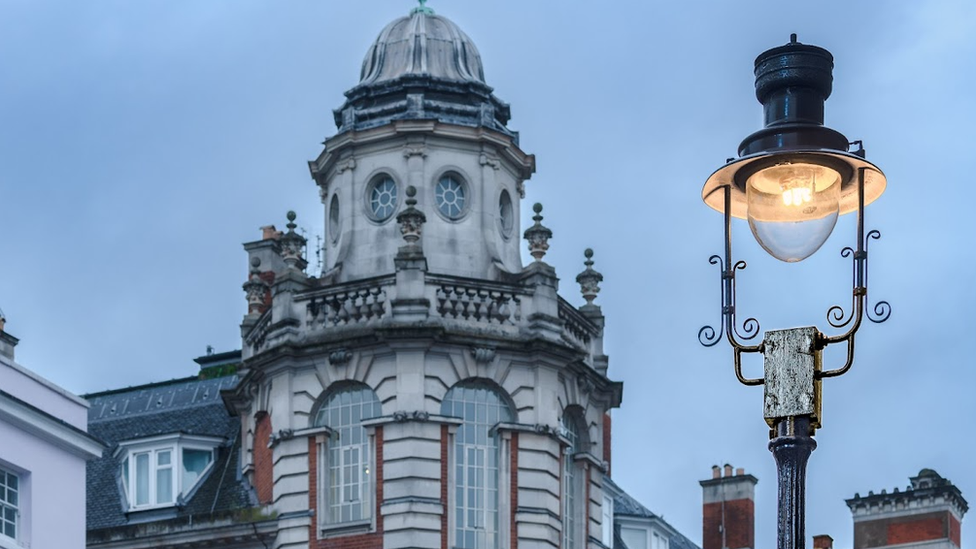 gas lamp in Russell Street