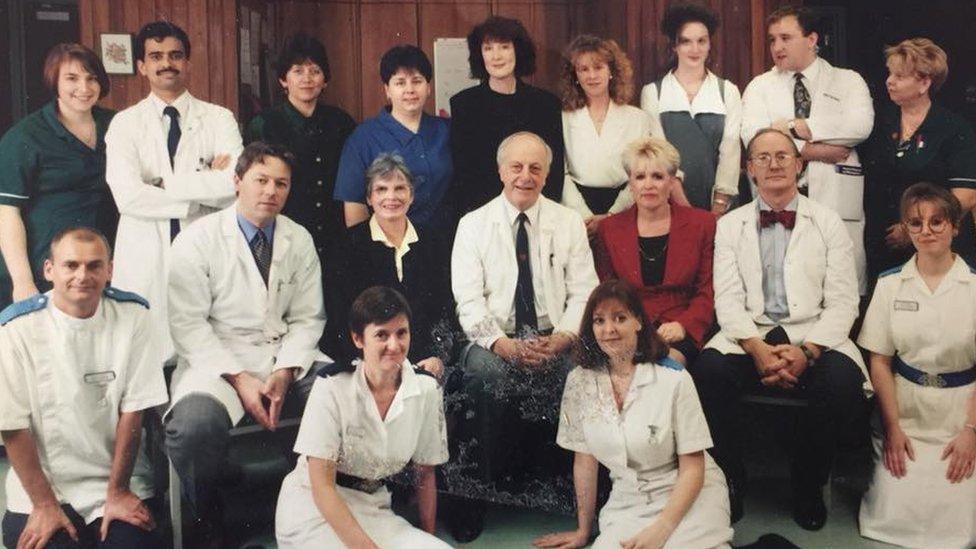 Staff ward C2 yn Ysbyty Athrofaol Cymru, Caerdydd, yn 1994