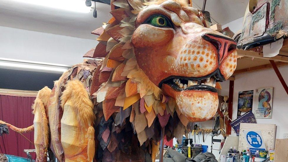 The lion puppet