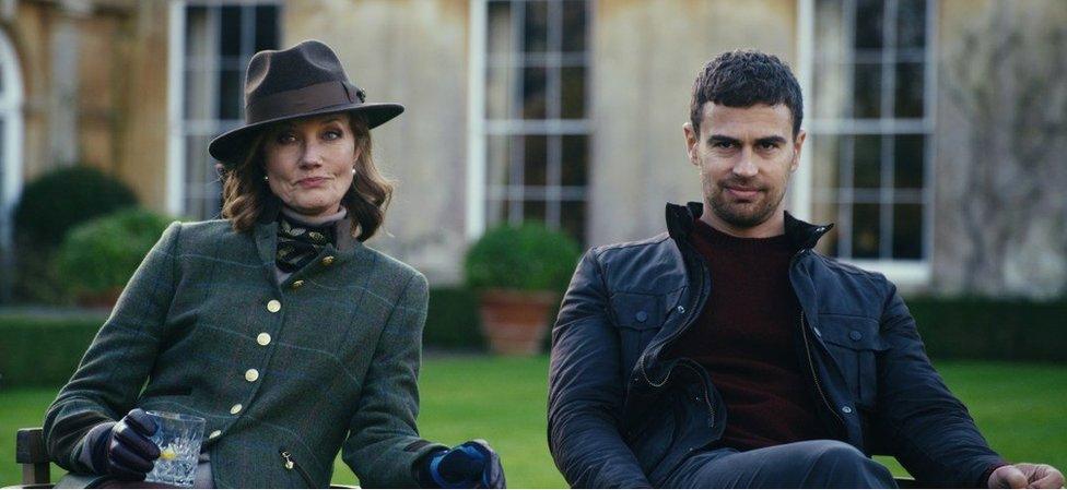 Theo James and Joely Richardson in The Gentlemen