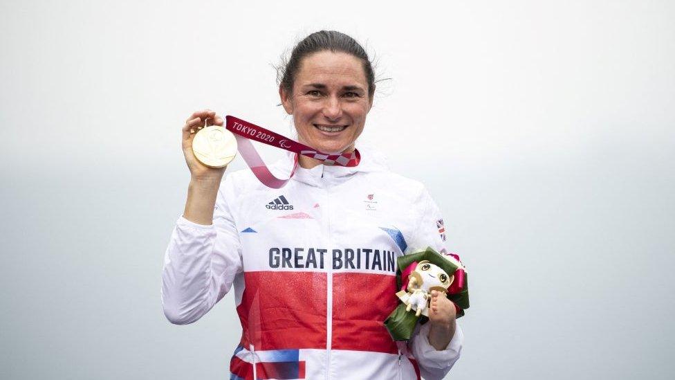 sarah-storey-holds-her-gold-medal