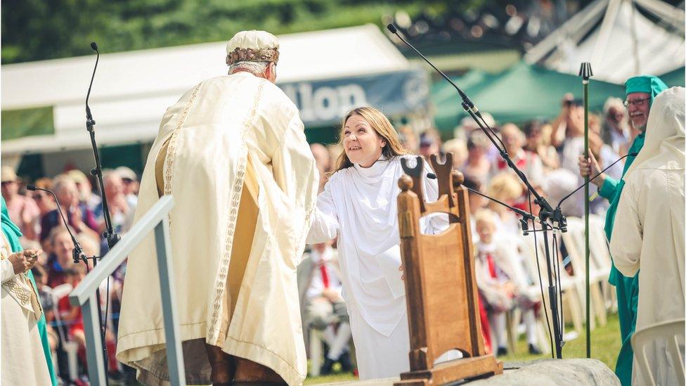 Catrin Dafydd yn cael ei hanrhydeddu ar ôl ennill Coron yr Eisteddfod Genedlaethol yng Nghaerdydd yn 2018. // Catrin Dafydd is accepted into the Gorsedd after winning the Crown at least year's festival.