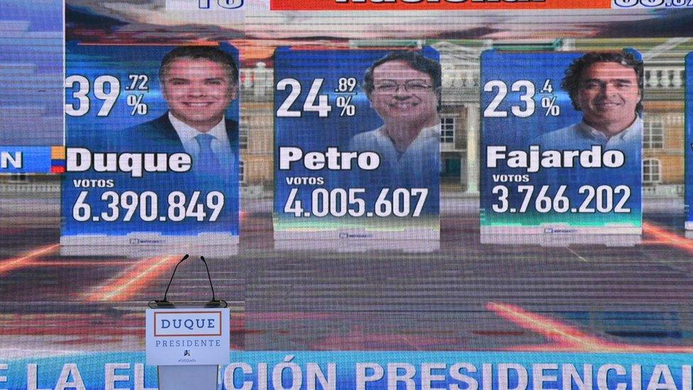 Preliminary results of the first round of Colombian presidential elections, are seen on a screen