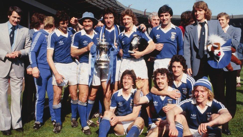 Bobby Robson and the Ipswich squad pose with the FA Cup