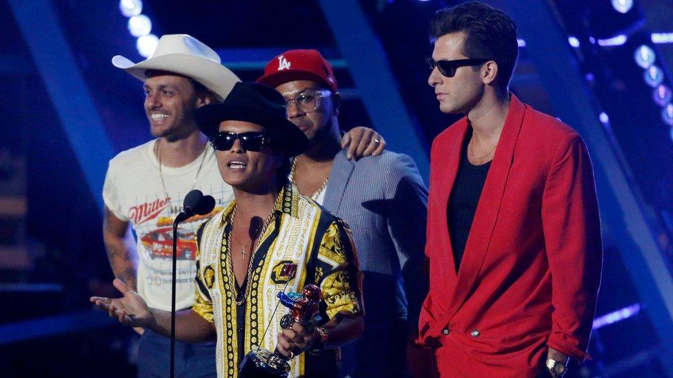 Mark Ronson (R) and Bruno Mars (holding trophy) accept the award for best male video for 'Uptown Funk' at the 2015 MTV Video Music Awards in Los Angeles, California August 30, 2015.