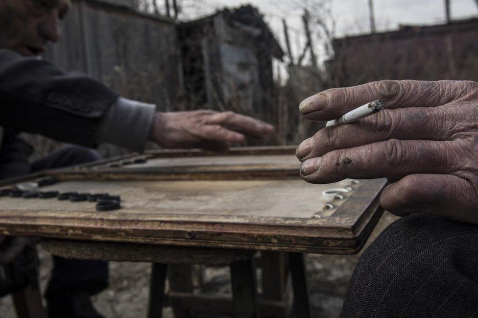 Men in the Domiks play a game of Narde