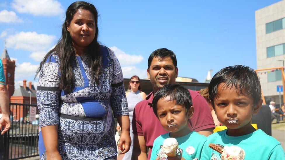 Efeilliaid, Srivik a Nivik (4 oed) o Gaerdydd yn mwynhau hufer ia gyda Mam a Dad. // An ice cream treat for twins Srivik and Nivik.