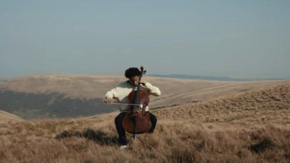 Sheku Kanneh-Mason yn chwarae Myfanwy ar lannau Llyn y Fan Fach