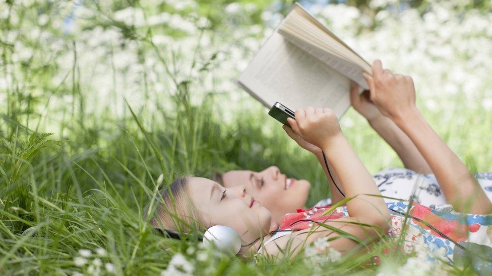 Girl-mum-reading-ebook.