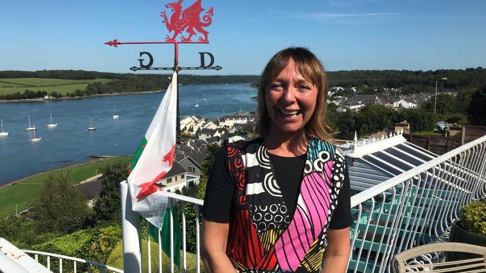 Karen Wynne yn ei chartref yn y Felinheli gyda'r Fenai y tu ol iddi