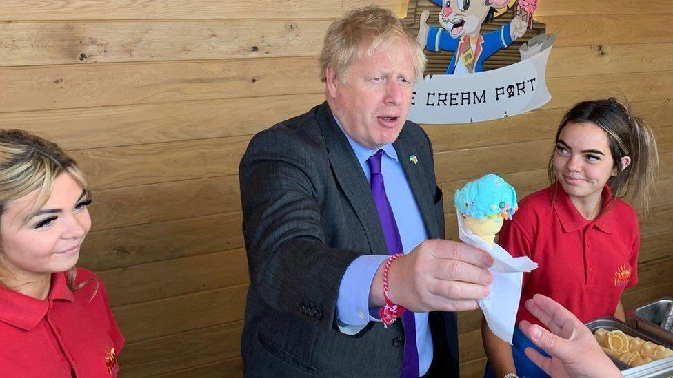 Boris Johnson yn gweini hufen iâ