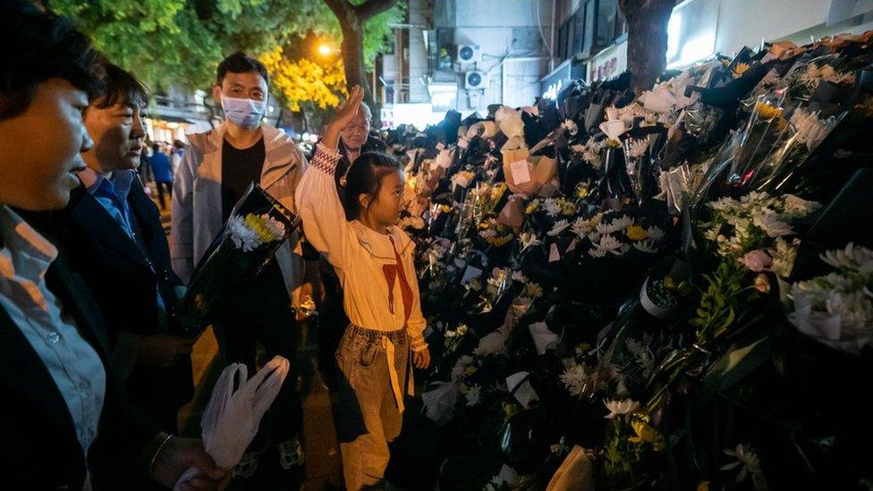 Mourners of Li Keqiang gather at Hongxing Road