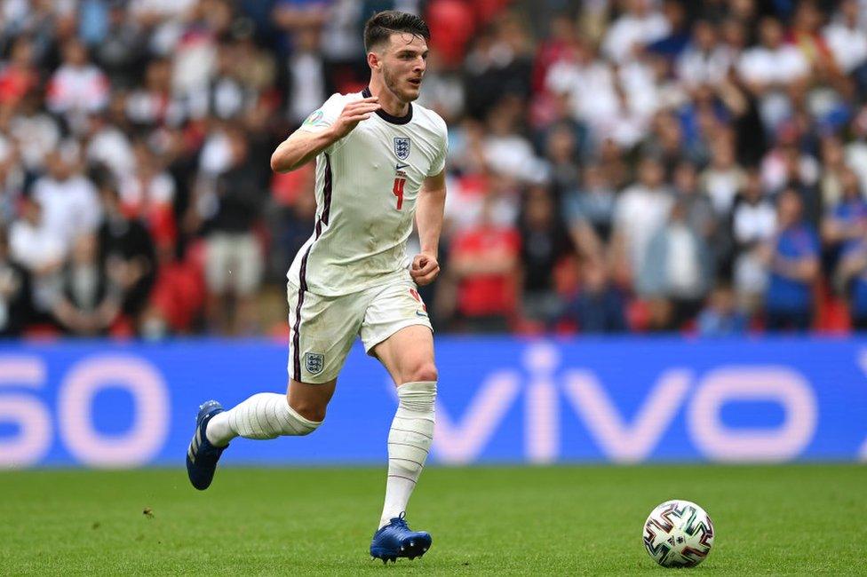 Declan Rice with Vivo logo