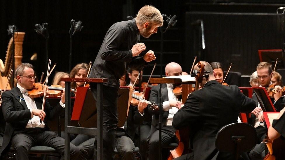 Kirill Karabits conducting an orchestra