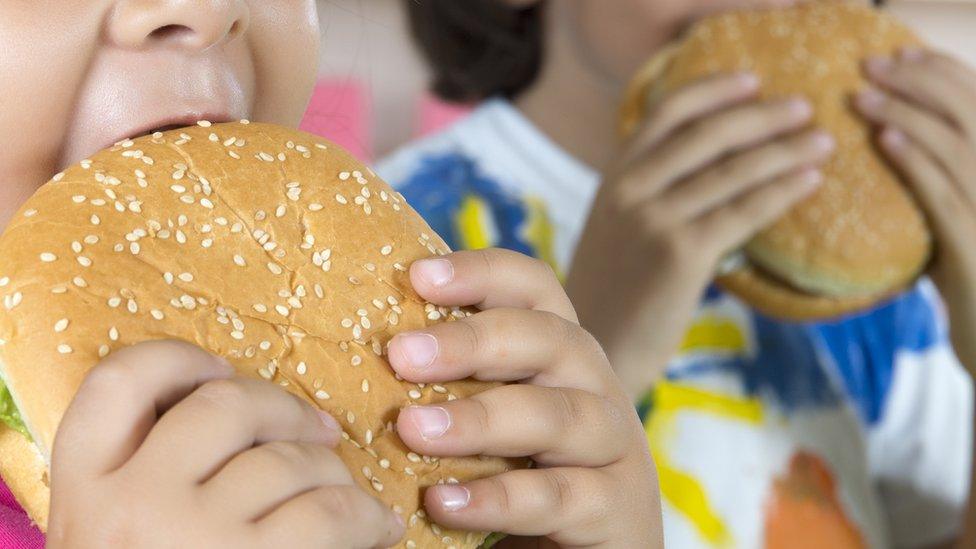 kids-eating-burgers.