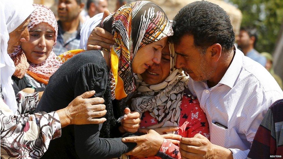A family mourns for the loss of their relative killed in the Syrian town of Kobani in the border town of Suruc in Sanliurfa province, Turkey, 26 June 2015.