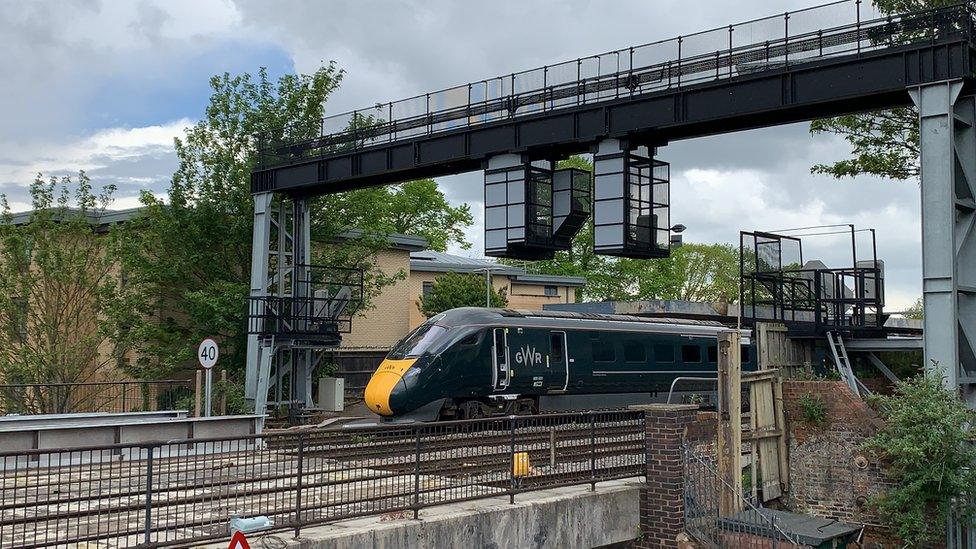 A GWR train leaving Oxford station