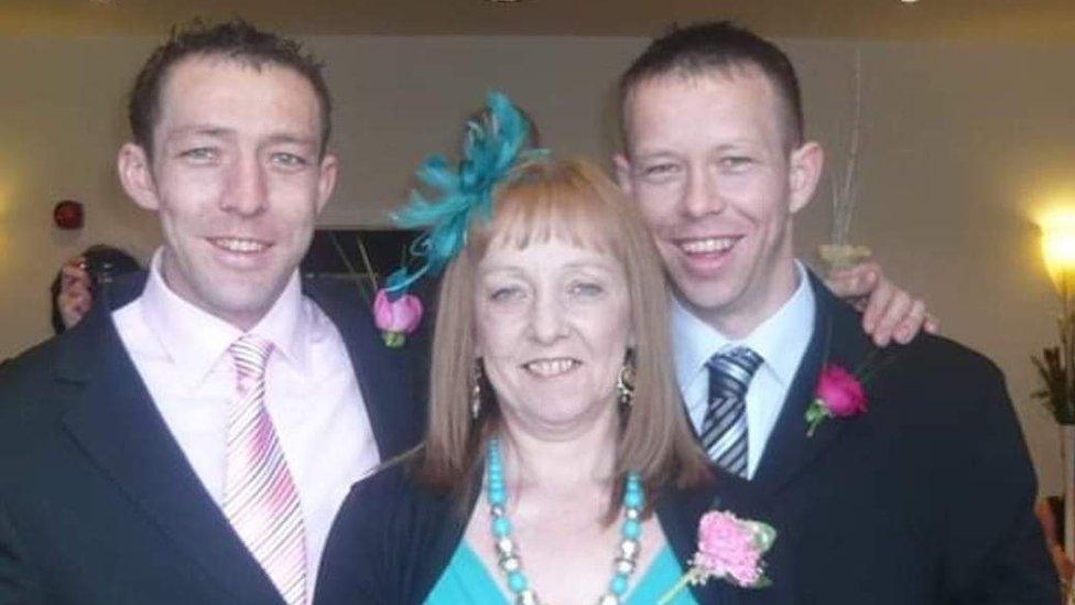 Craig (chwith) and Dan (dde) Maddocks gyda'u mam