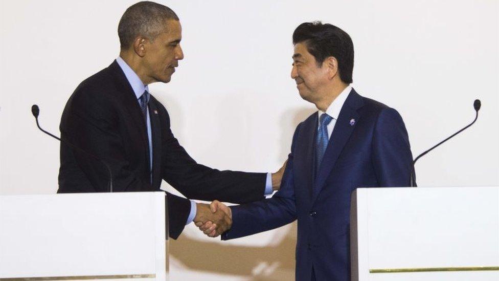 US President Barack Obama(L) shakes hands with Japanese Prime Minister Shinzo Abe during the Group of Seven (G7) summit meetings in Shima on May 25, 2016. /