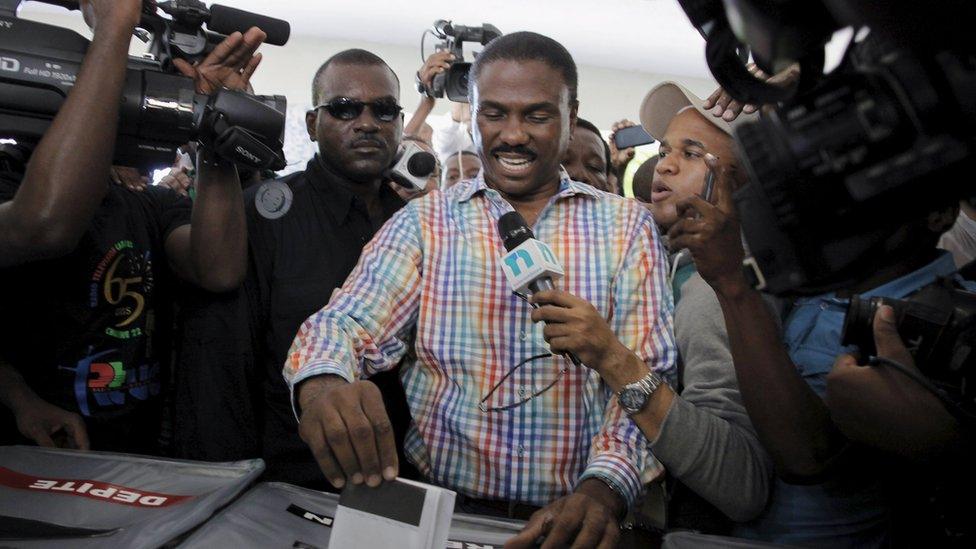 Presidential candidate Jude Celestin (C) drops his ballot in an electoral bin at a polling station in Port-au-Prince, Haiti, October 25, 2015