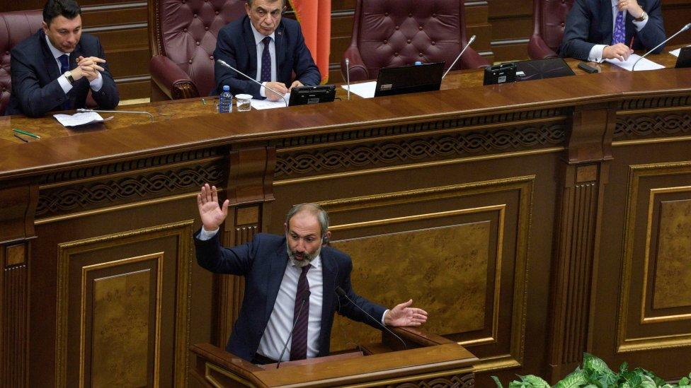 Armenian opposition leader Nikol Pashinyan addresses parliament in Yerevan, 1 May 2018