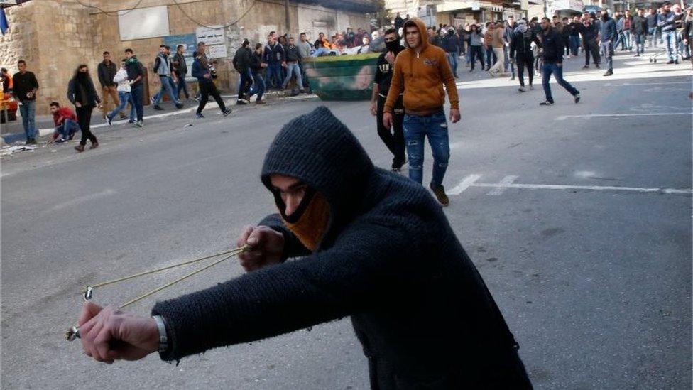 Palestinian aims a slingshot in Hebron (15/12/17)