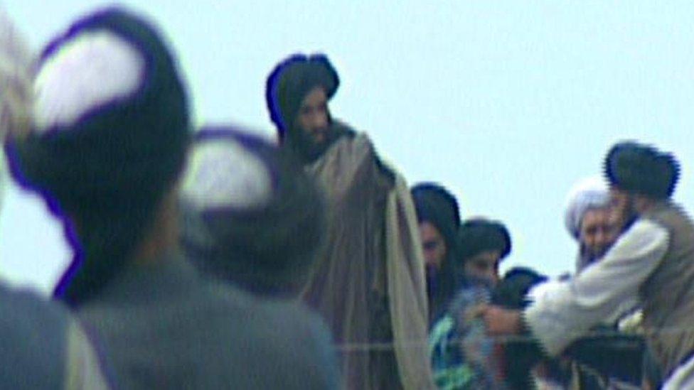 Mullah Omar surrounded by other Taliban members in 2001