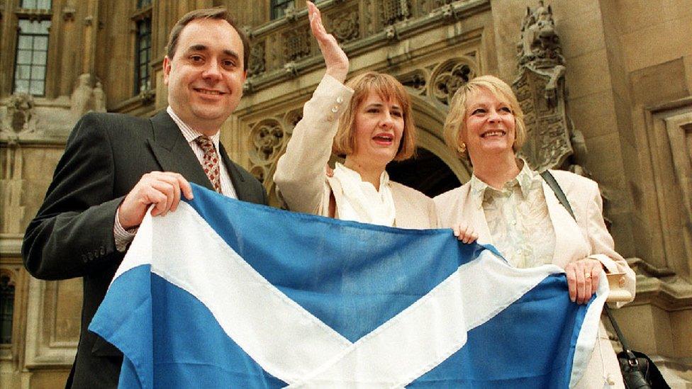 Roseanna Cunningham (centre) with Alex Salmond