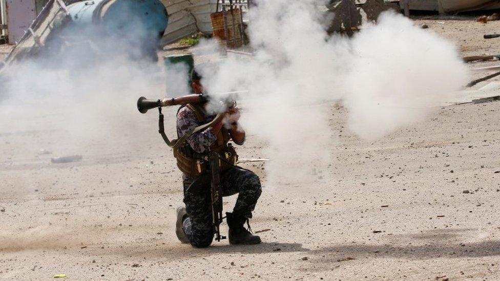 Federal police members fire a rocket at Islamic State fighters' positions during a battle at Jada district in western Mosul (29 March 2017)