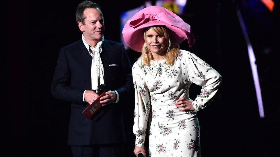 Paloma-Faith-and-Keifer-Sutherland-on-stage.