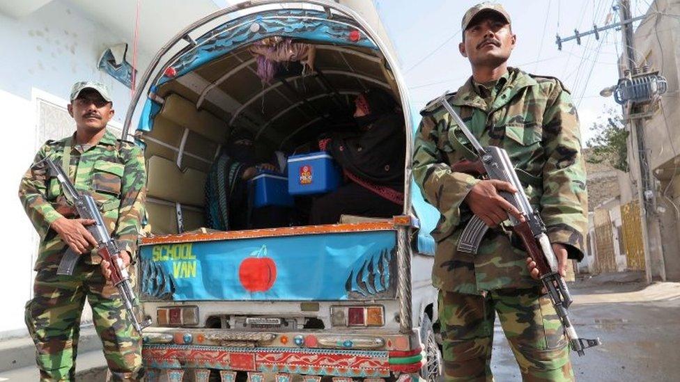 Security personnel escort polio workers in Quetta, Pakistan (10 November 2015)