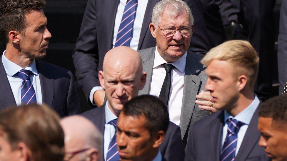 Jon McLaughlin and Alex Ferguson (back), Giovanni van Bronckhorst (front centre)