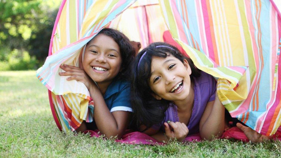 girls-camping.