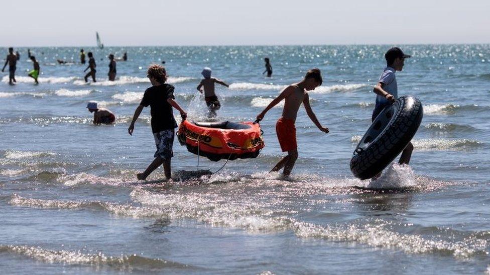 kids play in the sea