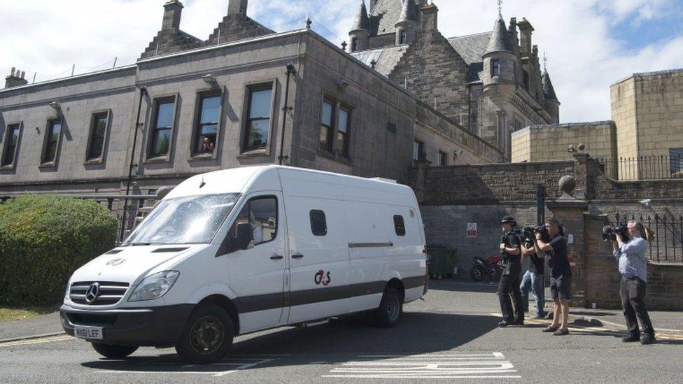 Van leaving Greenock Sheriff Court