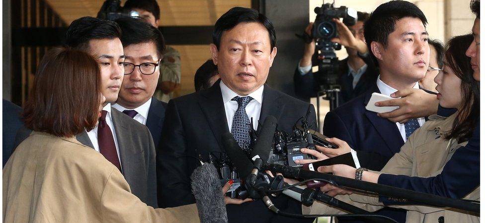 Lotte Group Chairman Shin Dong-bin (centre) speaks to reporters as he arrives as a witness at the Seoul Central District Prosecutors' Office in Seoul, South Korea, 7 April 2017.