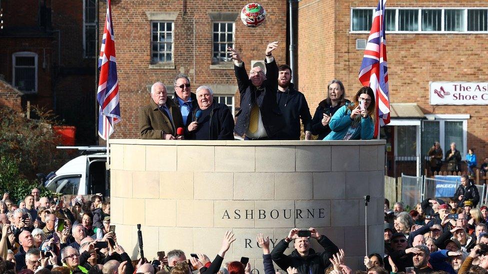 The ball is thrown from the plinth to begin the game