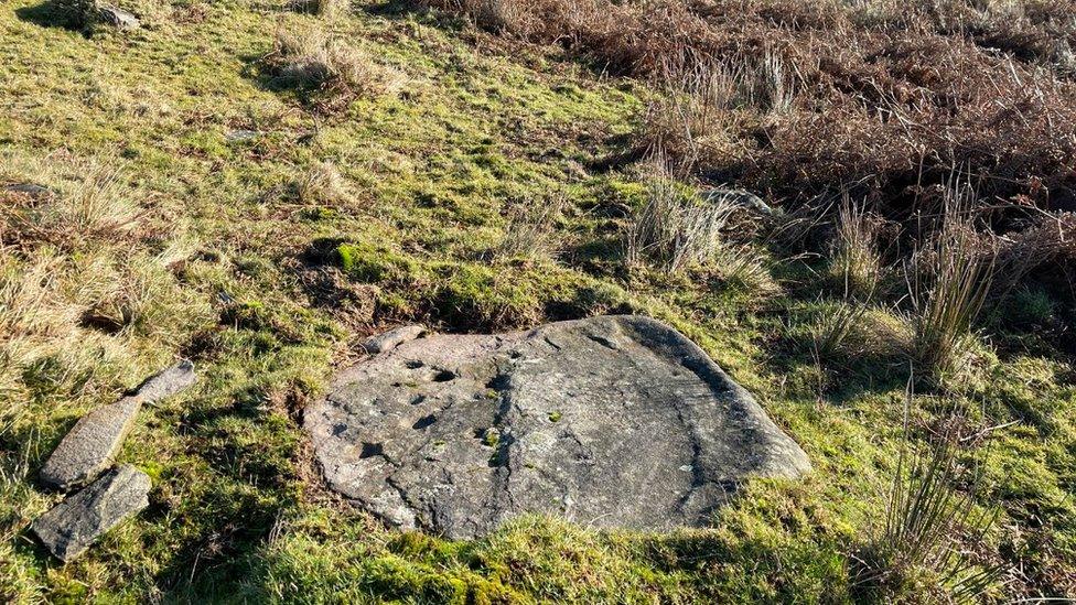 The monument before the damage