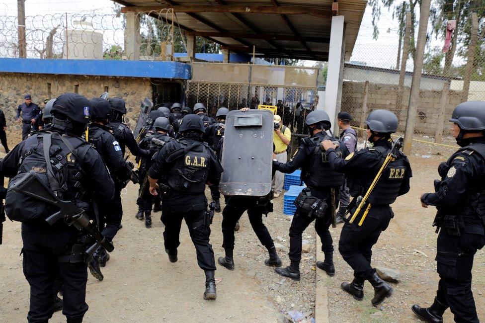 Police officers and soldiers rush into Pavón