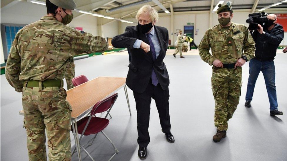 Boris Johnson yn cyfarfod ag aelodau'r fyddin