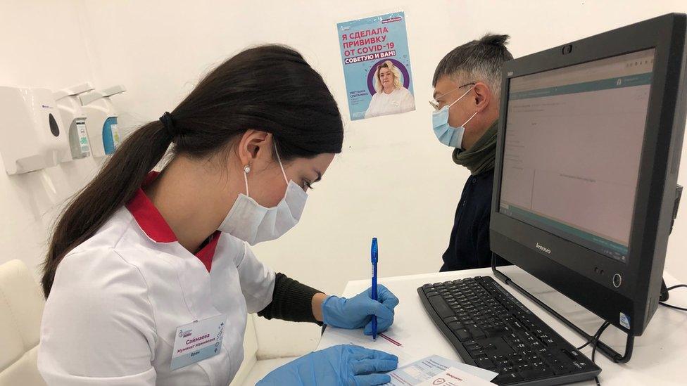 Pop-up vaccination clinic in a Moscow shopping mall