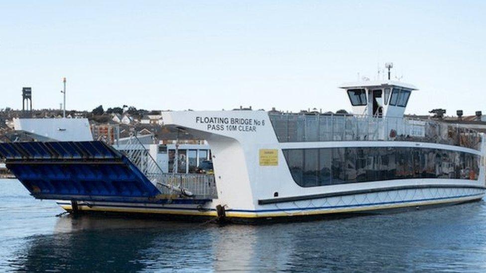 Floating bridge in Cowes