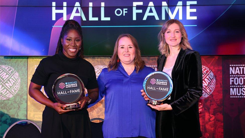 anita-and-ellen-accepting-award.