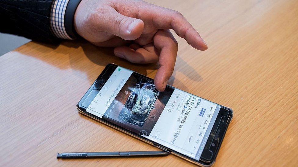 A Samsung customer browses a web page showing a fire-damaged Samsung Note 7 mobile phone