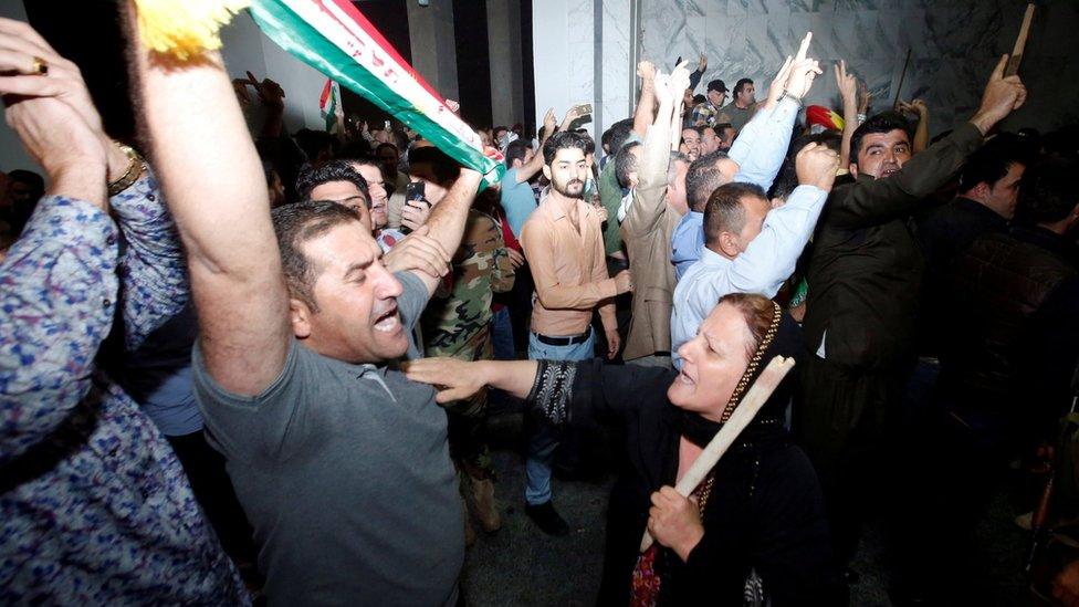 Protesters outside the Kurdistan Parliament building in Irbil, Iraq (29 October 2017)