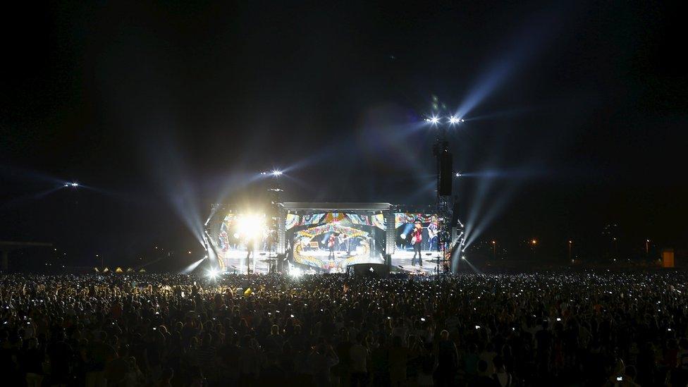 Fans attend a free outdoor concert by the Rolling Stones at Ciudad Deportiva de la Habana sports complex in Havana, Cuba March 25, 2016. REUTERS/Ueslei Marcelino