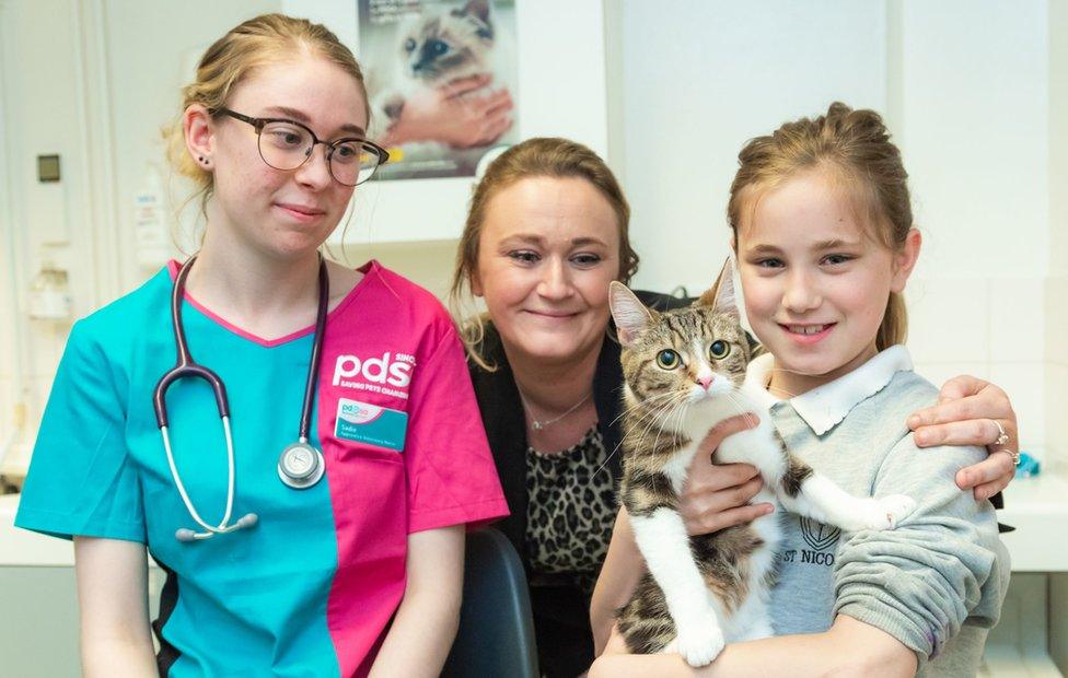 Vet Nurse Sadie Reece (l), Kaylie Banks (centre) and her daughter Lucie with Chi