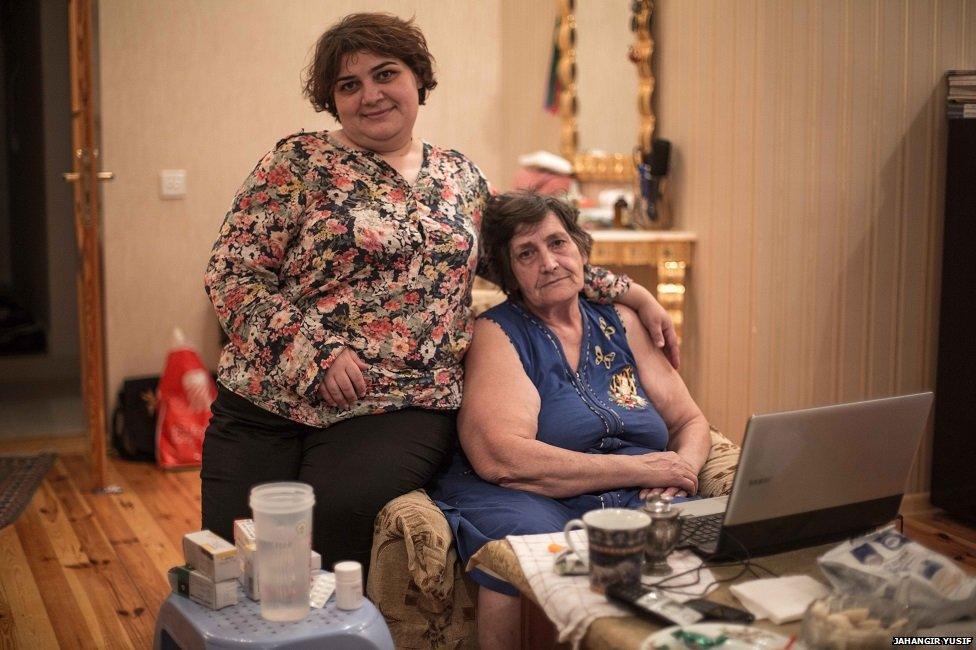 Khadija Ismayilova with her mother Elmira